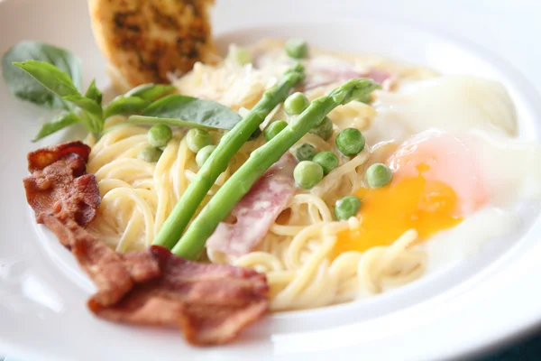 Spaghetti white sauce with ham — Stock Photo, Image