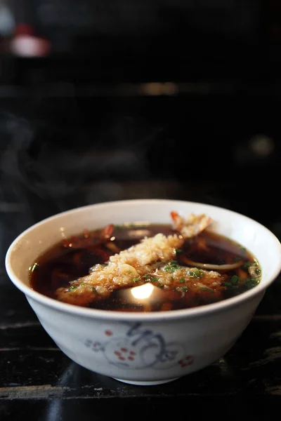 Udon nudlar med räkor tempura — Stockfoto