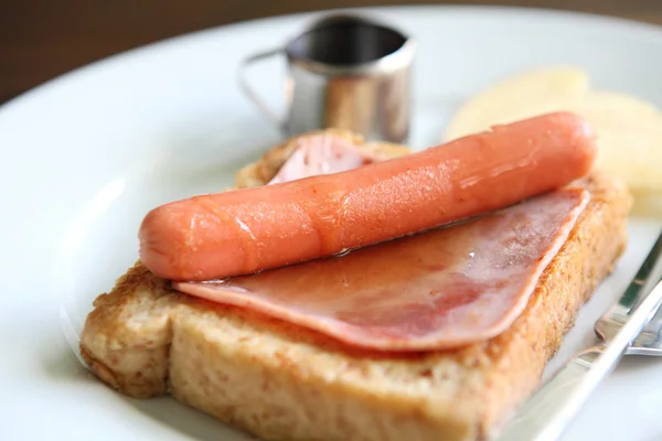 Frans toast met ham en worst — Stockfoto