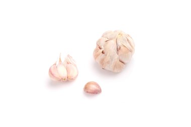 Beyaz arka planda izole sarımsak