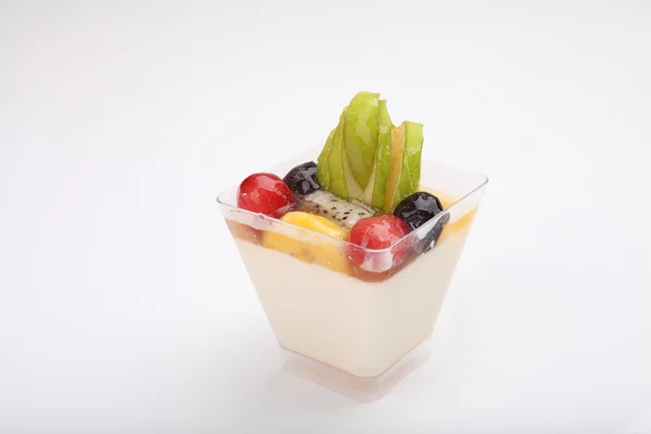 Fruta panna cotta isolado em fundo branco — Fotografia de Stock