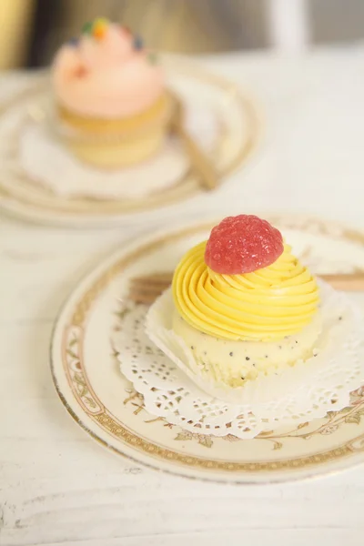 Elszigetelt fehér háttér a citrom cupcake — Stock Fotó