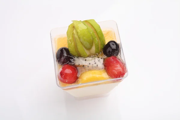 Fruit panna cotta isolé en fond blanc — Photo