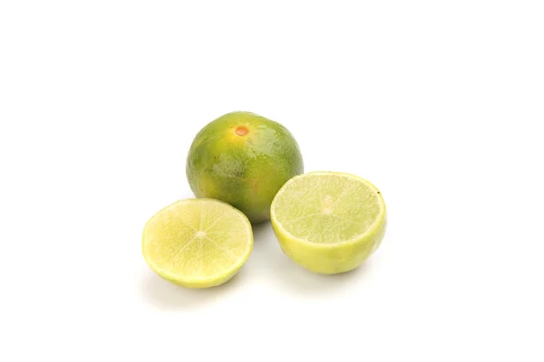 Beyaza izole edilmiş limon dilimi — Stok fotoğraf