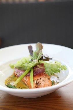 Sebzeli ızgara somon bifteği