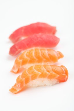 somon ve ton balıklı sushi