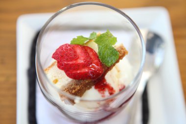 Peynirli pasta çilekli dondurma