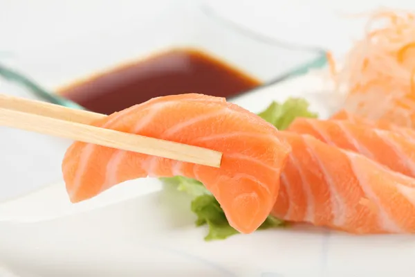 Salmão sashimi isolado em fundo branco — Fotografia de Stock