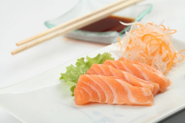 Salmón sashimi aislado en fondo blanco — Foto de Stock