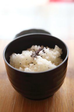 ahşap arka plan üzerinde pirinç