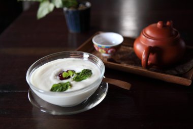 ahşap zemin üzerine meyveli yoğurt