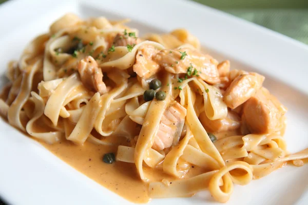 Fettucini lax grädde pastasås — Stockfoto