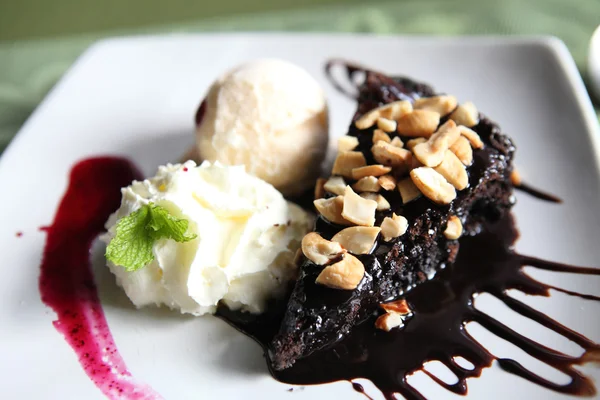 Brownie com gelado — Fotografia de Stock