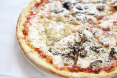 Pizza jambon ve mantar