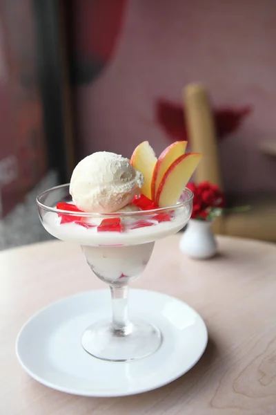 Icecream com geléia e leite — Fotografia de Stock