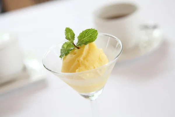 Mango sorbet icecream — Stockfoto