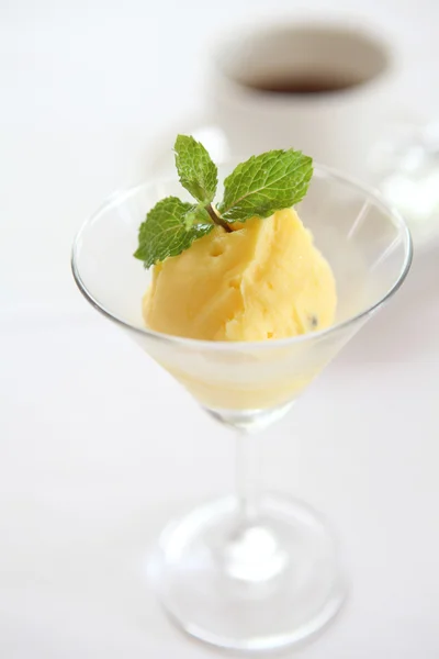 Lody sorbet mango — Zdjęcie stockowe