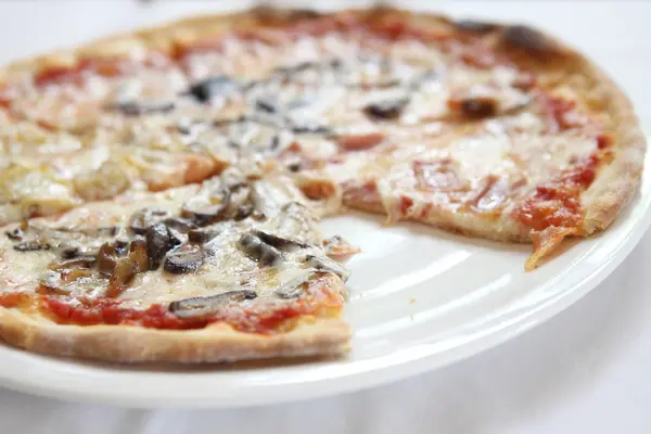 ピザ ハムとマッシュルーム — ストック写真