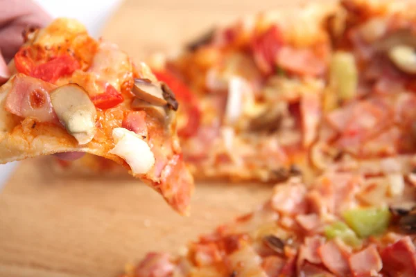 Presunto de pizza e cogumelo isolado em fundo branco — Fotografia de Stock