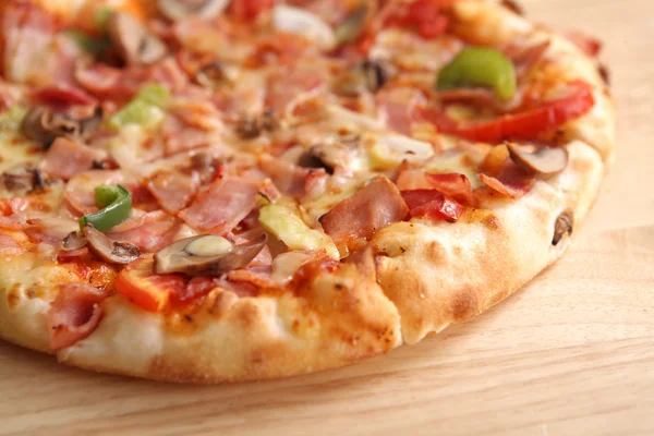 Pizza ham en mushroom — Stockfoto