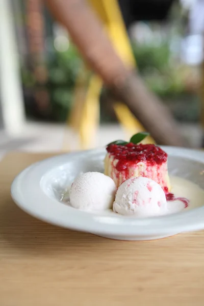 Crème glacée avec gâteau mousseline — Photo