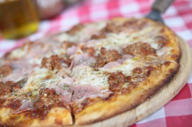 Pizza jambon ve mantar