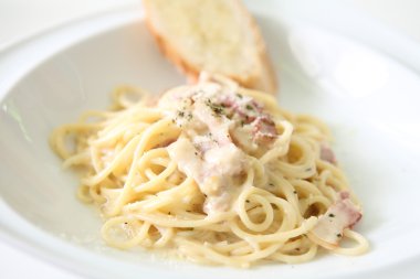 Jambon ve peynirli spagetti.