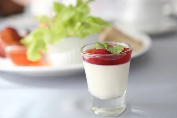 Kiraz panna cotta puding — Stok fotoğraf