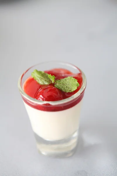 Budyń wiśniowy panna cotta — Zdjęcie stockowe