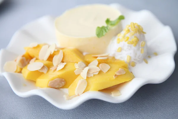 Cheese cake with mango — Stock Photo, Image