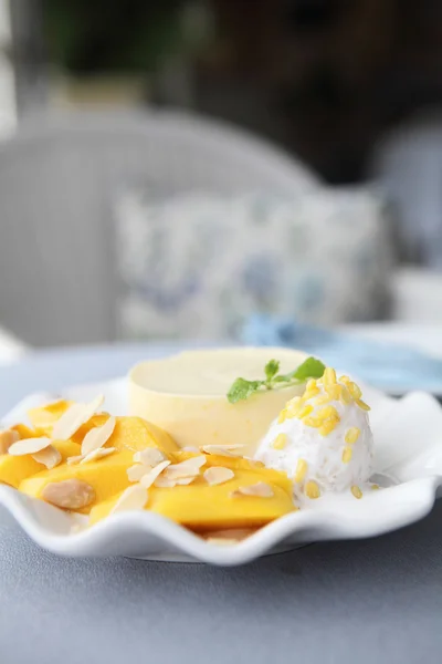 Cheese cake with mango — Stock Photo, Image