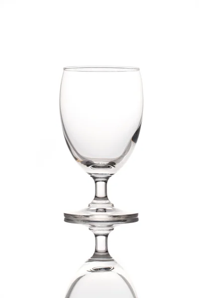 Copo de vinho vazio único isolado no fundo branco — Fotografia de Stock
