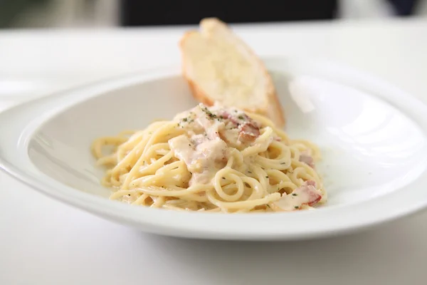 Espaguetis carbonara con jamón y queso —  Fotos de Stock