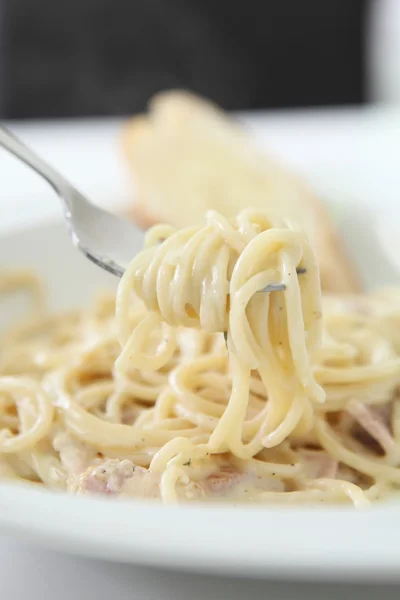 Спагетти карбонара с ветчиной и сыром — стоковое фото