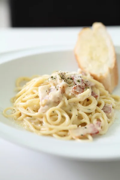 Espaguetis carbonara con jamón y queso — Foto de Stock