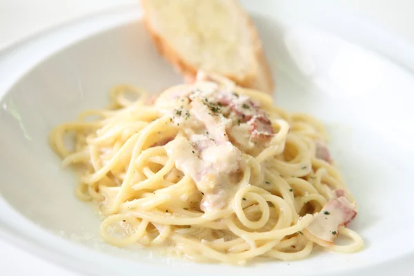 Spaghetti alla carbonara con prosciutto e formaggio — Foto Stock