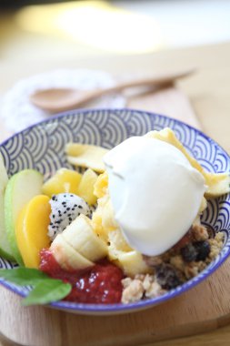 meyve vanilyalı dondurma ile