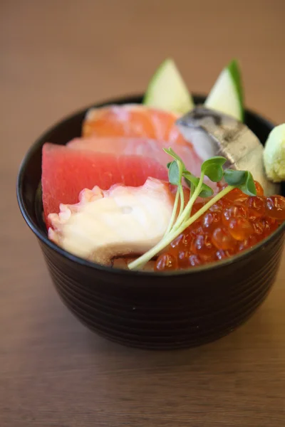 Sushi don, pulpo de atún de salmón crudo sobre arroz —  Fotos de Stock