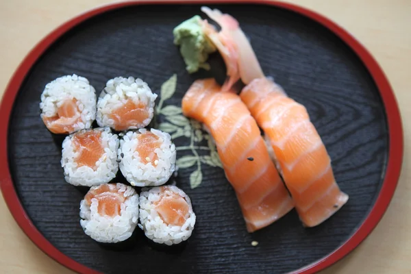 Zalm maki sushi geïsoleerd op witte achtergrond — Stockfoto