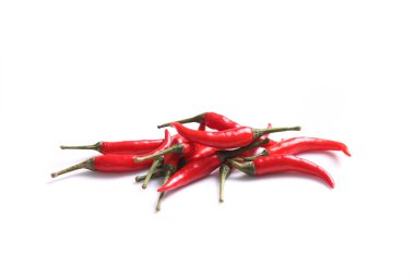 Kırmızı kırmızı kırmızı biber beyaz arkaplanda izole edilmiş.