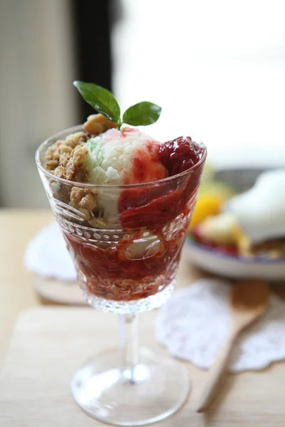 Frutta con gelato alla vaniglia — Foto Stock