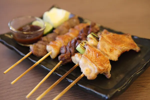 Japon mutfağından ızgara, teriyaki şişleri yakitori