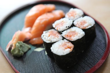 somon maki sushi