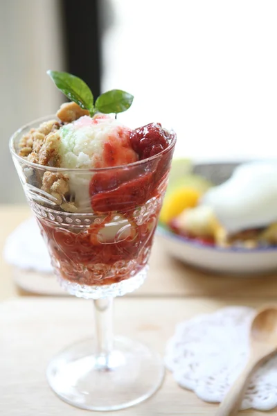 Fruit with ice cream — Stock Photo, Image