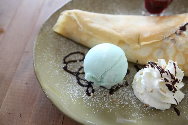 Crepe with ice cream — Stock Photo, Image