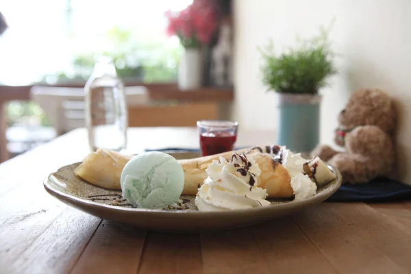 Crepe with ice cream — Stock Photo, Image