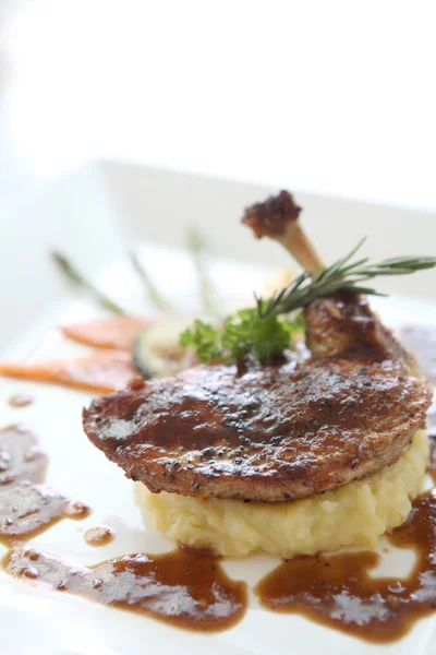 Gebratene Hähnchenkeule mit Pommes Kartoffeln und Kräutern — Stockfoto