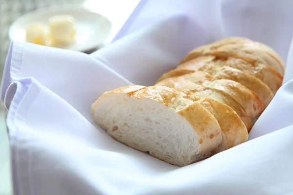 Bröd i korg — Stockfoto