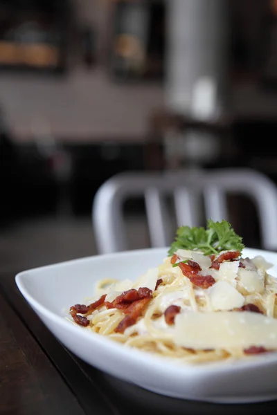 Espaguetis carbonara con tocino y queso —  Fotos de Stock