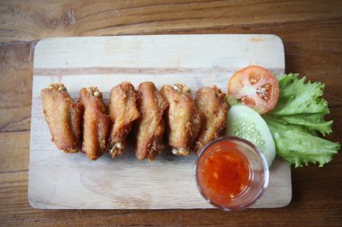 Ahşap arka planda kızarmış tavuk.